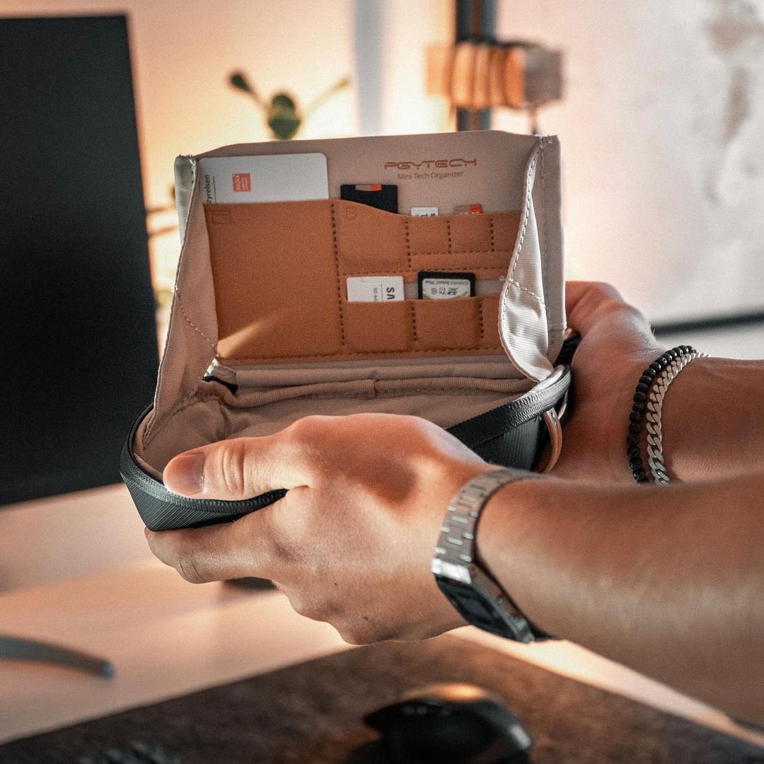 PGYTECH_global's tweet photo. Are you in doubt about what to do with your cables, sd cards, hard drive and all the other small things? PGYTECH has solved the problem with their tech organizer.
@lass.visuals
#PGYTECH #PGYTECHglobal #cardreader #tfcard #sdcard #datacable #memorycard https://t.co/qetbhL6PHE