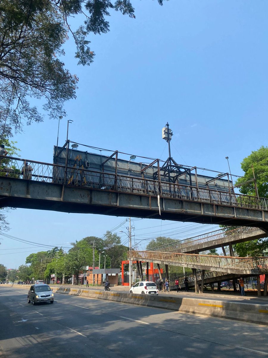 angieriverosg's tweet photo. Antes // Después 🤩

Después de mucha gestión, por fin vemos soluciones a la famosa peatonal de la #UNA que conecta la avda. Mcal. Estigarribia con una de las entradas al campus de San Lorenzo 👏🏼 https://t.co/0KBn5rPKLK