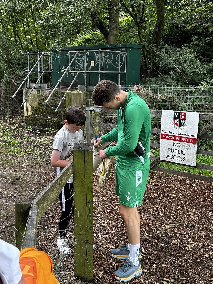 M_Fitz1979's tweet photo. End of summer hols. Popped down to watch the great @officialbantams train this morning. Impressive watching up close. 

Extremely decent set of lads offering my eldest autographs and pics. 👏👍 #BCAFC https://t.co/5vttiwk7ng