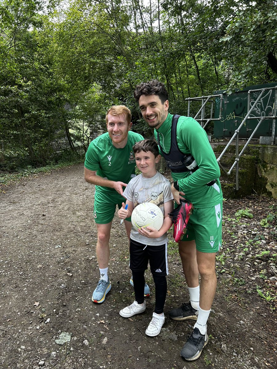 M_Fitz1979's tweet photo. End of summer hols. Popped down to watch the great @officialbantams train this morning. Impressive watching up close. 

Extremely decent set of lads offering my eldest autographs and pics. 👏👍 #BCAFC https://t.co/5vttiwk7ng