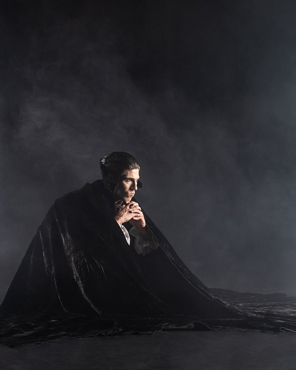 Us waiting for Labor Day Weekend to be over so we can start celebrating Halloween... 

DRACULA from the #BalletMet 22/23 Season. 

📸  Jennifer Zmuda Photography
Dancer: David Ward