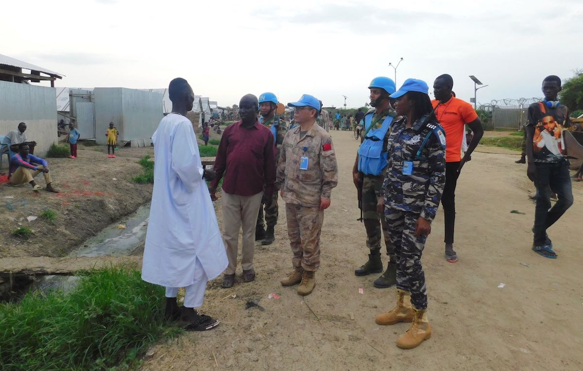 unmissmedia's tweet photo. #PeaceBegins, sometimes, by the patrolling presence of #UNMISS peacekeepers on foot in #SouthSudan. In Malakal, Blue Helmets often walk through Malakal’s camp for internally displaced persons, interacting with residents &amp; creating a sense of security in the community.
#A4P #PK75 https://t.co/TezxXxV0X4