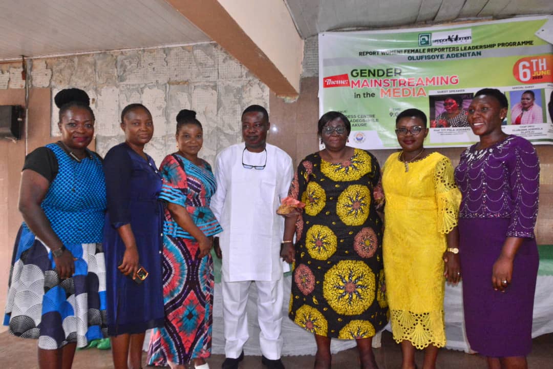 WSoyinkaCentre's tweet photo. The management of FRCN Akure and @osrctvondo established gender desks in their newsrooms thanks to the training on gender mainstreaming by @OlufisoyeAdeni1 under the #ReportWomen! Female Reporters' Leadership Programme (#FRLP) of @WSoyinkaCentre with support of @gatesfoundation. https://t.co/K5BbCzxgLy