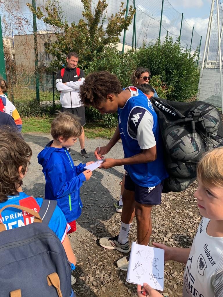 LCBOFootball's tweet photo. ๐ ๐ฝ๐๐๐ ๐ ๐๐ ๐พ๐ผ๐๐
Durant cette semaine de stage, nos jeunes footballeurs ont eu la chance de vivre un moment unique au @SMCaen ! ๐ฅ
#bsof #รฉcole #foot #stage #pro #autographe #caen #smc #malherbe #stade #visite #entraรฎnement https://t.co/PMv5ooEu4D