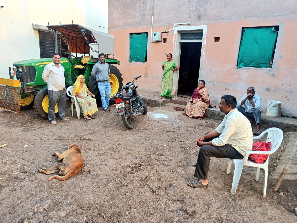 PournimaKatkar's tweet image. भाऊराया नसेलही या जगात या क्षणी,राखी पौर्णिमेच्या रक्षाबंधनच्या दिनी,बहिणी जागवतात भावाच्या चिरंतन आठवणी.
नात्यातील जिव्हाळा,जिव्हाळ्याची नाती,जतन करूयात नणंद भावजयीची अनमोल ठेवा असलेली नाती.
आपलीच माती अन आपलीच माणसं .
आभाळमाया ❣️

#NativePlace #Chikkodi #Pvk