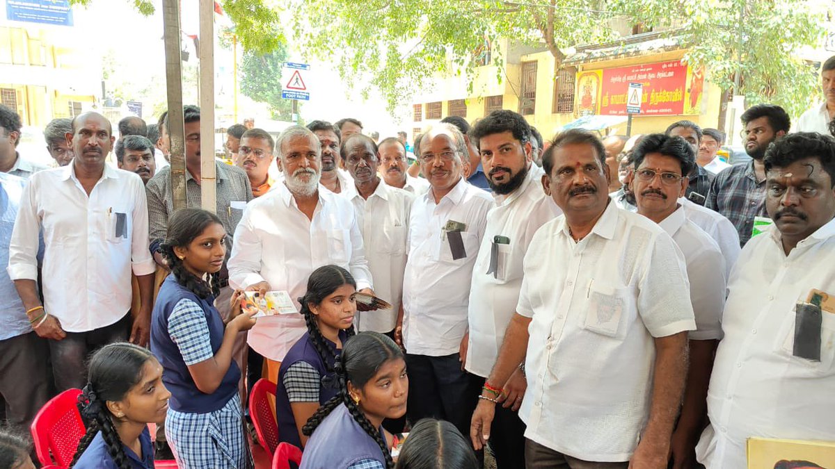 VanavilVijay's tweet photo. @studentwingCE சார்பில், நீட் தேர்வால் தன்னுயிரை மாய்த்த  தங்கை அனிதாவின்  5ம் ஆண்டு நினைவேந்தல் நிகழ்வில் மாண்புமிகு அமைச்சர் பெருமகனார் @PKSekarbabu அவர்கள் கலந்து கொண்டு அன்னாரது திருவுருவப்படத்திற்கு அஞ்சலி செலுத்தி ஏழை அரசுப்பள்ளி மாணவியர்களுக்கு கல்வி ஊக்கத்தொகை வழங்கினார். https://t.co/uTbwlMoSnr