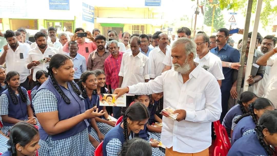 VanavilVijay's tweet photo. @studentwingCE சார்பில், நீட் தேர்வால் தன்னுயிரை மாய்த்த  தங்கை அனிதாவின்  5ம் ஆண்டு நினைவேந்தல் நிகழ்வில் மாண்புமிகு அமைச்சர் பெருமகனார் @PKSekarbabu அவர்கள் கலந்து கொண்டு அன்னாரது திருவுருவப்படத்திற்கு அஞ்சலி செலுத்தி ஏழை அரசுப்பள்ளி மாணவியர்களுக்கு கல்வி ஊக்கத்தொகை வழங்கினார். https://t.co/uTbwlMoSnr