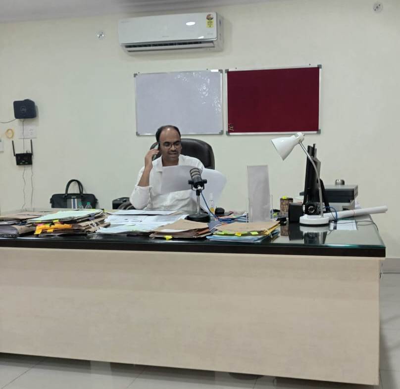 आज से प्रारम्भ होकर 30.09.2023 तक चलाये जाने वाले ’’फोन घुमाओं अभियान’’ के प्रथम दिन स्वयं फोन कर रू0 10 लाख से बड़े बकायेदारों से बकाया विद्युत बिल जमा करने हेतु अनुरोध किया एवं मौके पर उनकी बिलिंग समस्या का भी समाधान किया <a href="/mduppcl/">MDUPPCL</a> <a href="/MVVNLHQ/">Madhyanchal Vidyut Vitran Nigam Limited</a> <a href="/UPPCLLKO/">UPPCL</a>