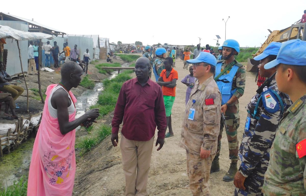 unmissmedia's tweet photo. #PeaceBegins, sometimes, by the patrolling presence of #UNMISS peacekeepers on foot in #SouthSudan. In Malakal, Blue Helmets often walk through Malakal’s camp for internally displaced persons, interacting with residents &amp; creating a sense of security in the community.
#A4P #PK75 https://t.co/TezxXxV0X4