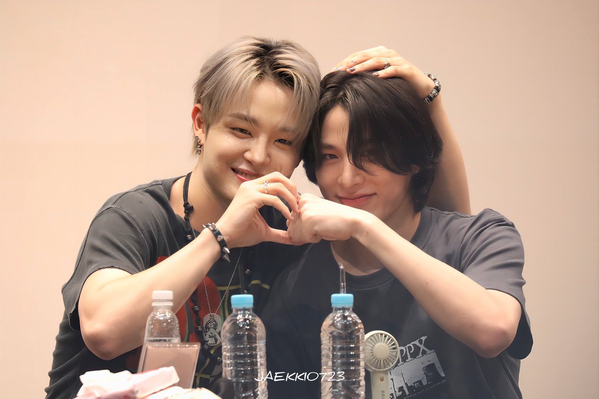 parkbeaus's tweet photo. someone please love jihoon back 😭 https://t.co/Zx0SrqLJm9