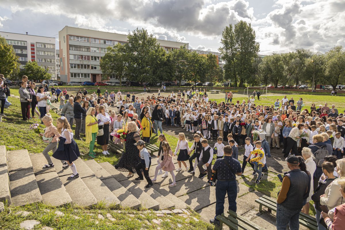 Sveicam visus, kas šodien aizvadīja pirmo 2023./2024. mācību gada dienu un uzsāka jaunu savas dzīves posmu! 📚✏💐 Liepājas vispārizglītojošajās skolās mācību gadu uzsāka 8090 skolēnu, no kuriem 770 skolēni skolas durvis vēra pirmo reizi. Vairāk foto: facebook.com/liepajalv/post…