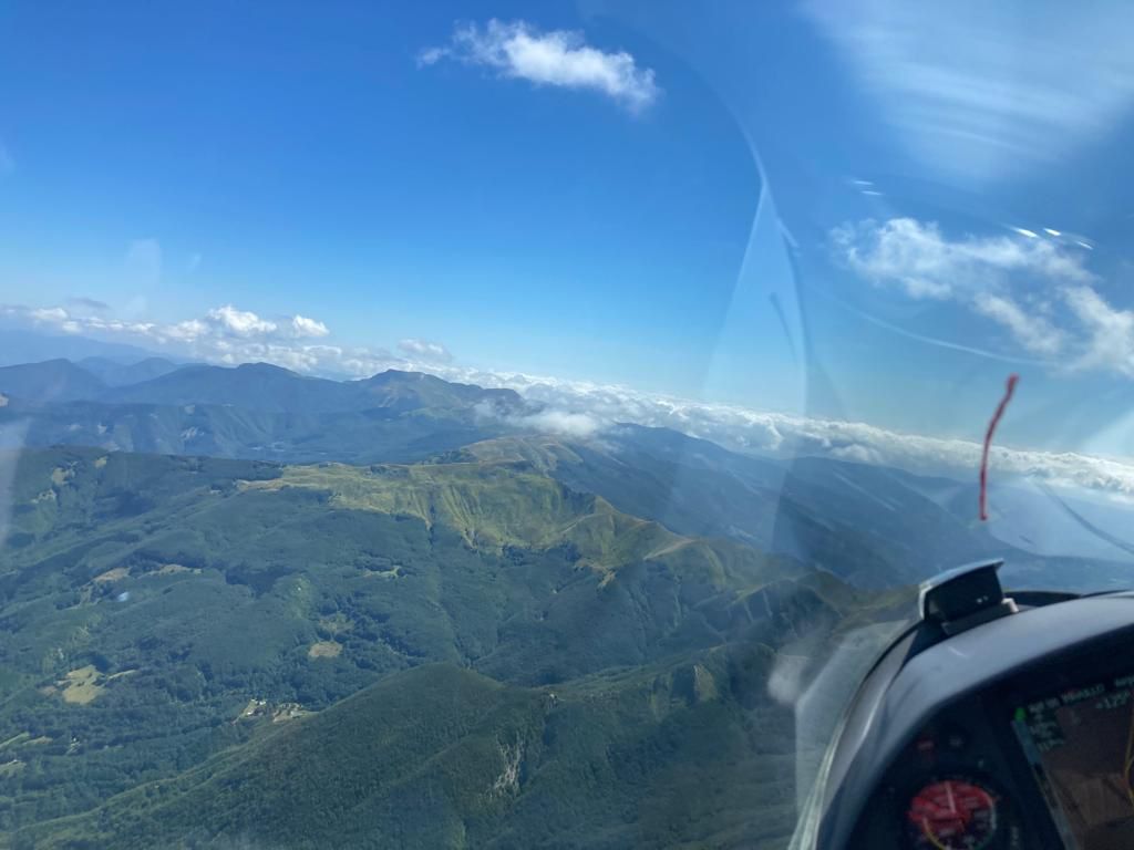 faisgp's tweet photo. ‘Live’ from the cockpit of @JonGatfield ✈️⛅️

👉https://t.co/ixvlppS2NX 

#sgpfinalserieeleven #sgp #soaring #planeur #aliante #gliding #segleflugzeug #segelfliegen #pilot #sailplaneGrandPrix https://t.co/8s0q9NMRfk
