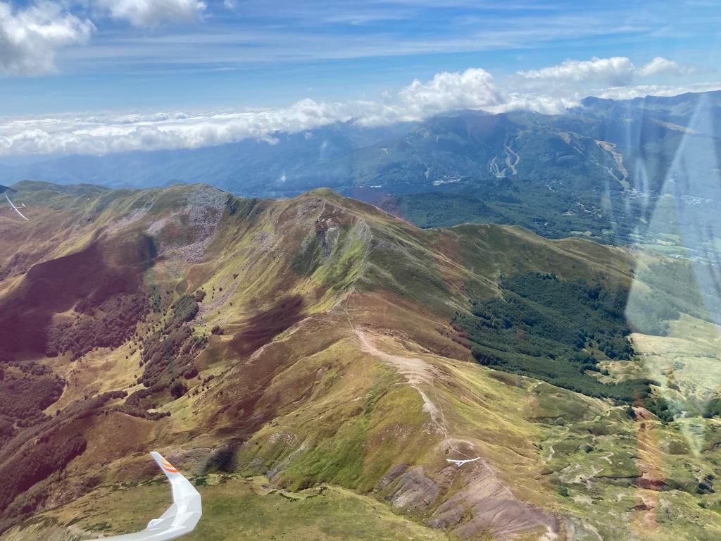 faisgp's tweet photo. ‘Live’ from the cockpit of @JonGatfield ✈️⛅️

👉https://t.co/ixvlppS2NX 

#sgpfinalserieeleven #sgp #soaring #planeur #aliante #gliding #segleflugzeug #segelfliegen #pilot #sailplaneGrandPrix https://t.co/8s0q9NMRfk