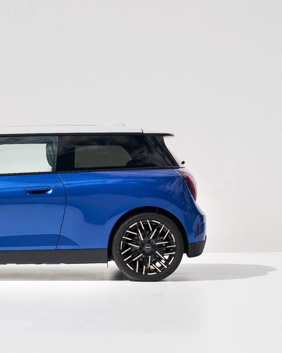 CarWale's tweet photo. The new #MiniCooper electric is here! Along with a handful of exterior updates, the new #CooperEV is available in two variants and two battery packs.
- Mini Cooper E and SE variants
- 40.7kWh and 54.2kWh battery packs
- WLTP range of 305 and 402km, respectively
#Mini #CWPhotos https://t.co/O64ZHTP8I4