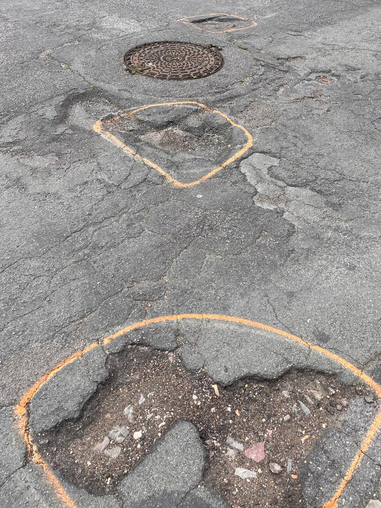 MattMond's tweet image. Bonjour @PatriceBessac @olivier_stern @montreuil Après la peinture (x2) et avant l'hiver, la chaussée de la rue Desgranges aura-t-elle une chance d'être un minimum entretenue ? C'est aussi dangereux pour les vélos si ça peut débloquer la situation. Merci.