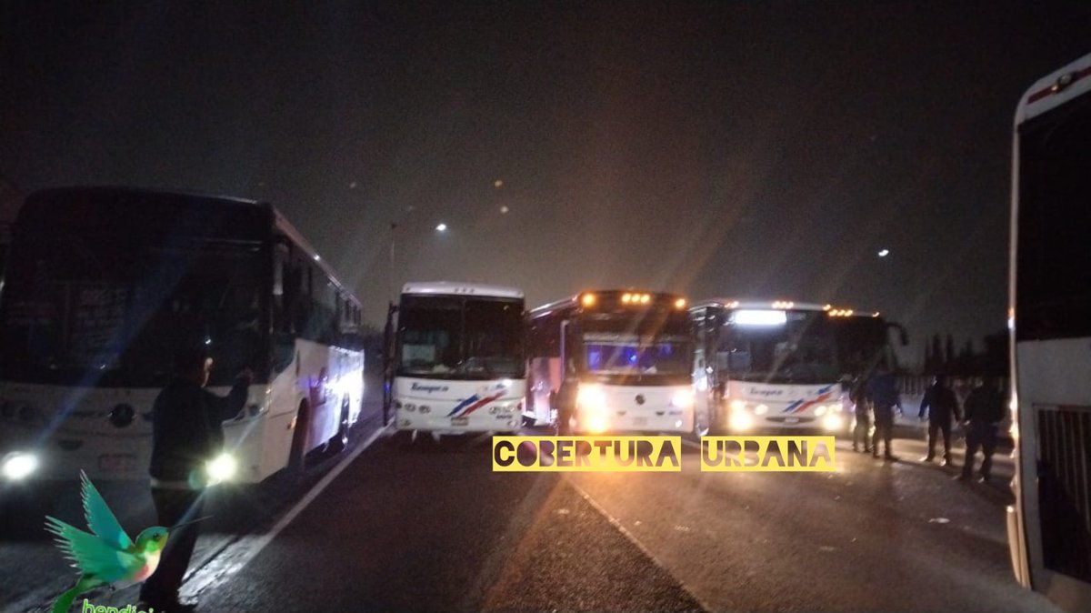 ⚠️Último minuto⚠️: Un grupo de transportistas bloquean la autopista México Pachuca pasando la carretera Texcoco Lechería hacia la #CDMX. Es un caos vial la zona. El motivo: protestan por el incremento de extorsiones y los delincuentes además les queman sus camiones. Ninguna