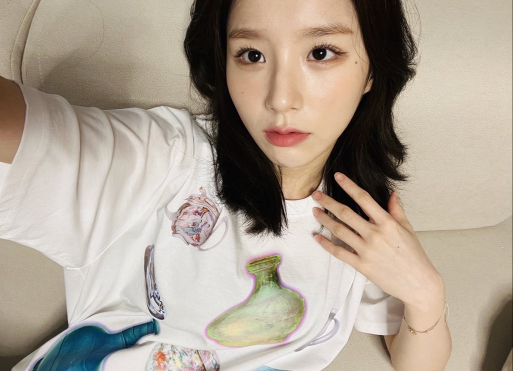 loonalog's tweet photo. heejin and chuu with their matching shirts 🥺 https://t.co/U6fvlXqOqK