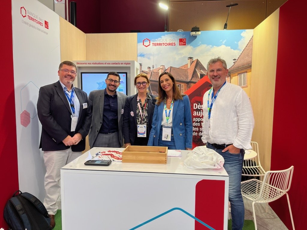 Au Carrefour des collectivités <a href="/maires51/">Maires de la Marne</a> <a href="/foiredechalons/">Foire de Châlons</a>, sur le stand <a href="/BdT_GrandEst/">Direction régionale Grand Est</a> <a href="/BanqueDesTerr/">Banque des Territoires</a>, échanges autour  de l'avenir de la #fibre dans le #GrandEst avec <a href="/regiongrandest/">Région Grand Est</a> <a href="/LosangeFibre/">LosangeFibre</a> @altitude_infra