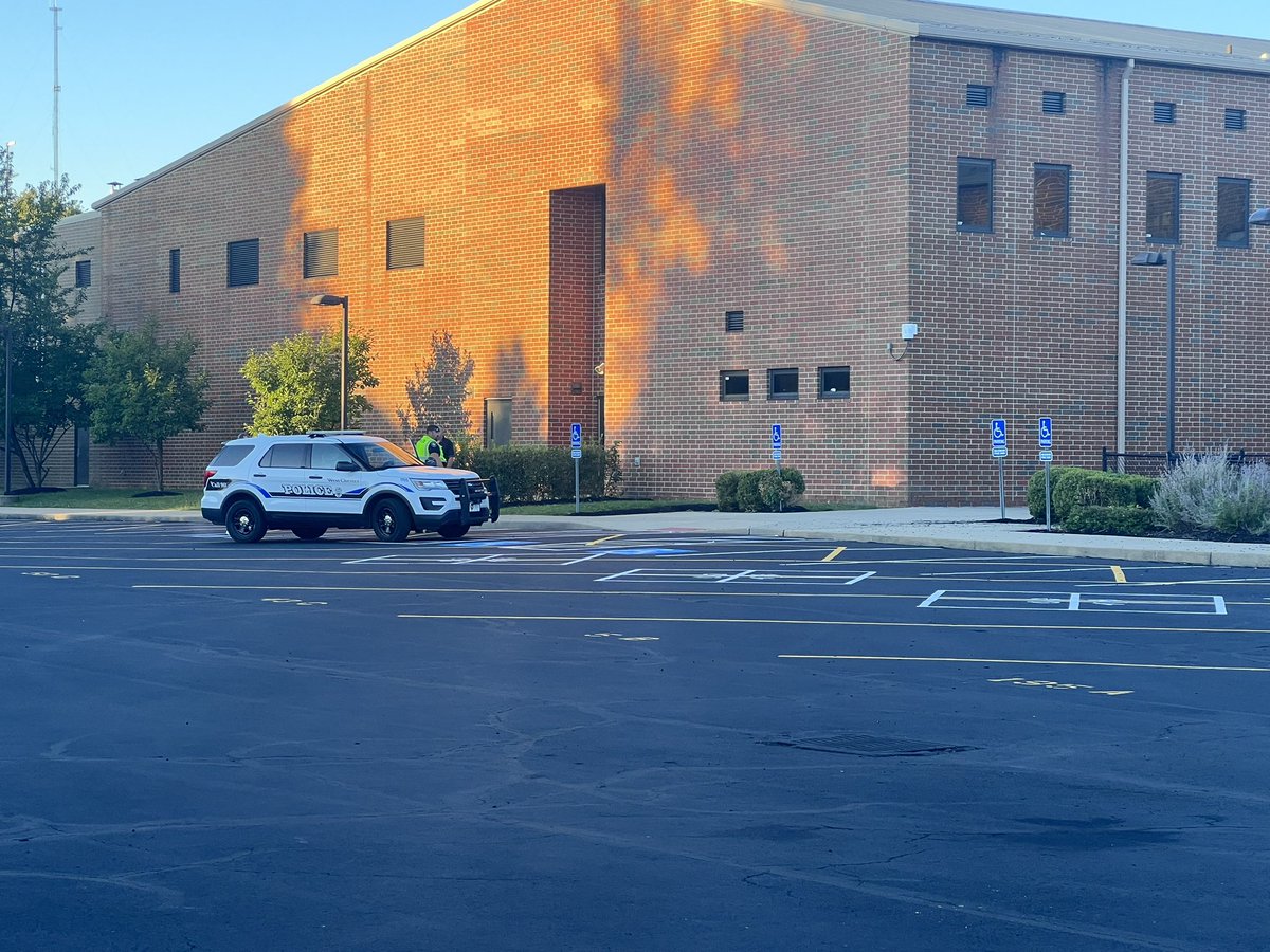 shinewithtima's tweet image. Thank you for the amazing staff for making this drop off process smooth! No better team than the UNIONteam. #lakota #uponahill #unionelementary  UNIONway is the ONLY way.