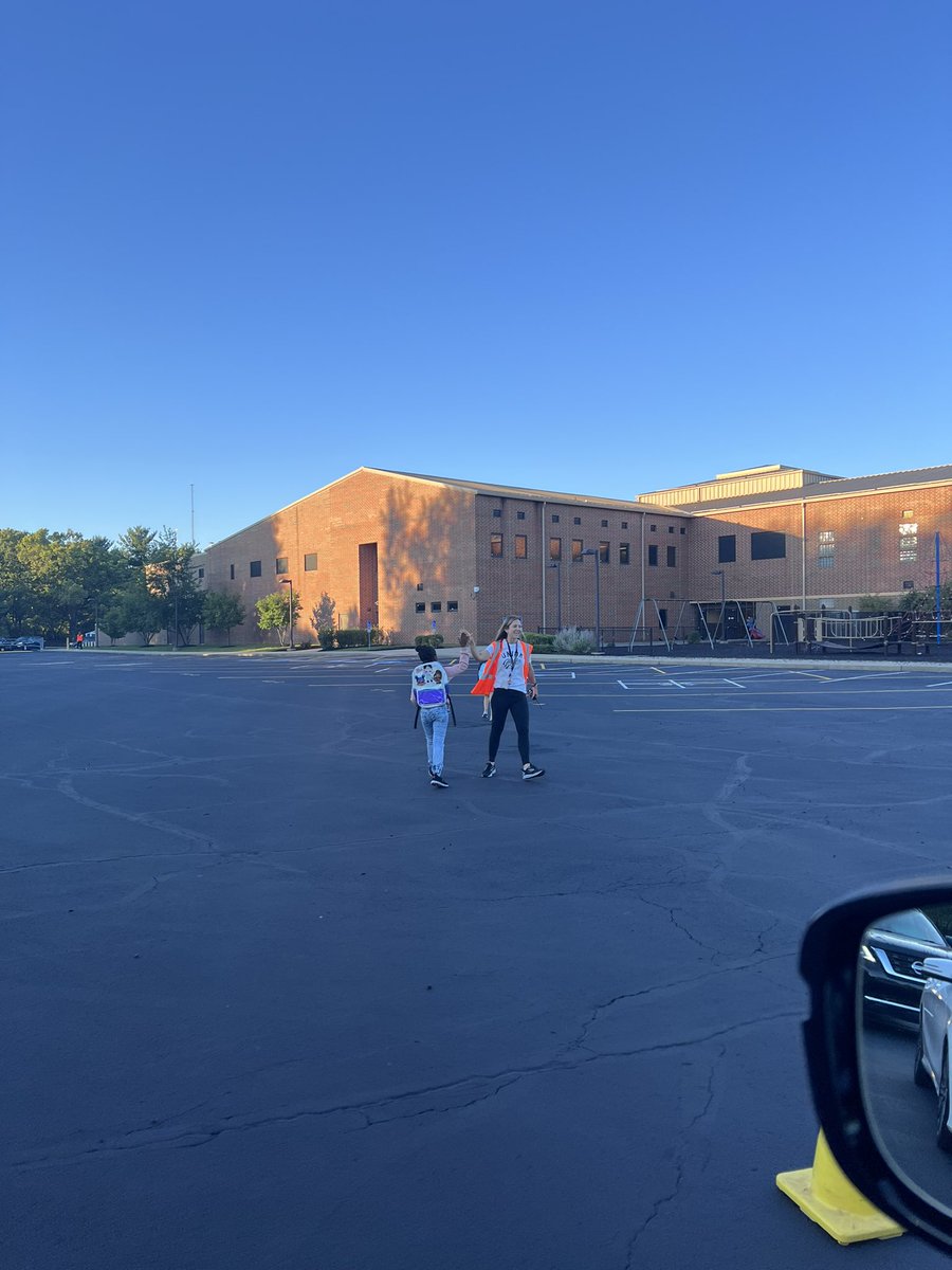 shinewithtima's tweet image. Thank you for the amazing staff for making this drop off process smooth! No better team than the UNIONteam. #lakota #uponahill #unionelementary  UNIONway is the ONLY way.