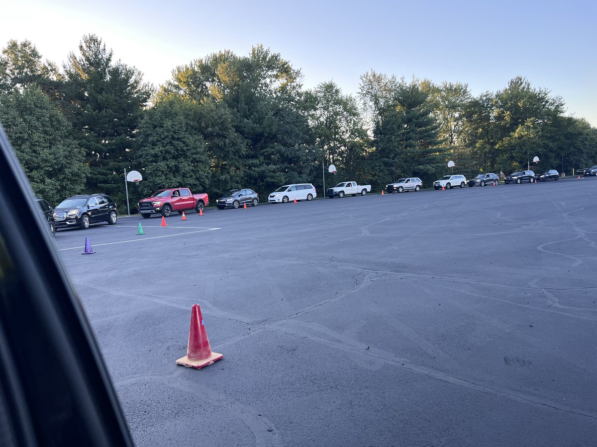 shinewithtima's tweet image. Thank you for the amazing staff for making this drop off process smooth! No better team than the UNIONteam. #lakota #uponahill #unionelementary  UNIONway is the ONLY way.