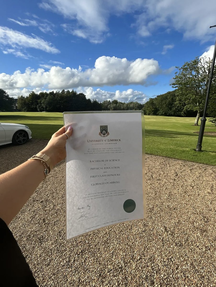 Bachelor of Science in Physical Education and Maths with First Class Honours🎓👩🏼‍🎓Not to forget the best supervisor there is <a href="/PETE_ASSEMBLE/">Daniel Tindall</a> A pleasure <a href="/PessLimerick/">PESS @ UL</a> <a href="/UL/">University Of Limerick</a>