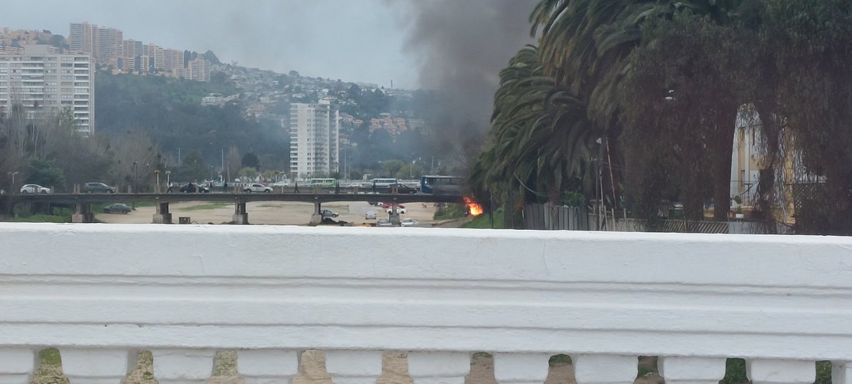 CarlosSchafer's tweet photo. @reddeemergencia fuwgo debajo del puente Quillota. Aparentemente fuera de control. Llamas llegan al puente. https://t.co/iVwTtcWDPF