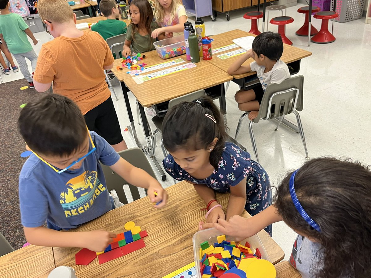 Using those 5 Cs! Our job was to work together to create either a star shape or a school bus. The students worked so well together! <a href="/LittleRiverLCPS/">Little River ES</a> #Collaboration