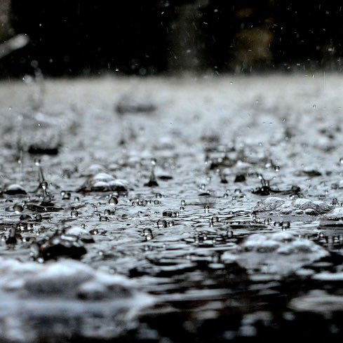 LMPositif's tweet photo. 🇨🇳 En Chine, des chercheurs ont mis au point un panneau "pluivio-voltaïque" capable de récupérer l’énergie des gouttes de pluie qui s’écrasent à sa surface. Ils sont arrivés à générer 200 watts par mètre carré, soit presque le même rendement qu’un panneau solaire !🌧️(France Info) https://t.co/Mbo93AD53C