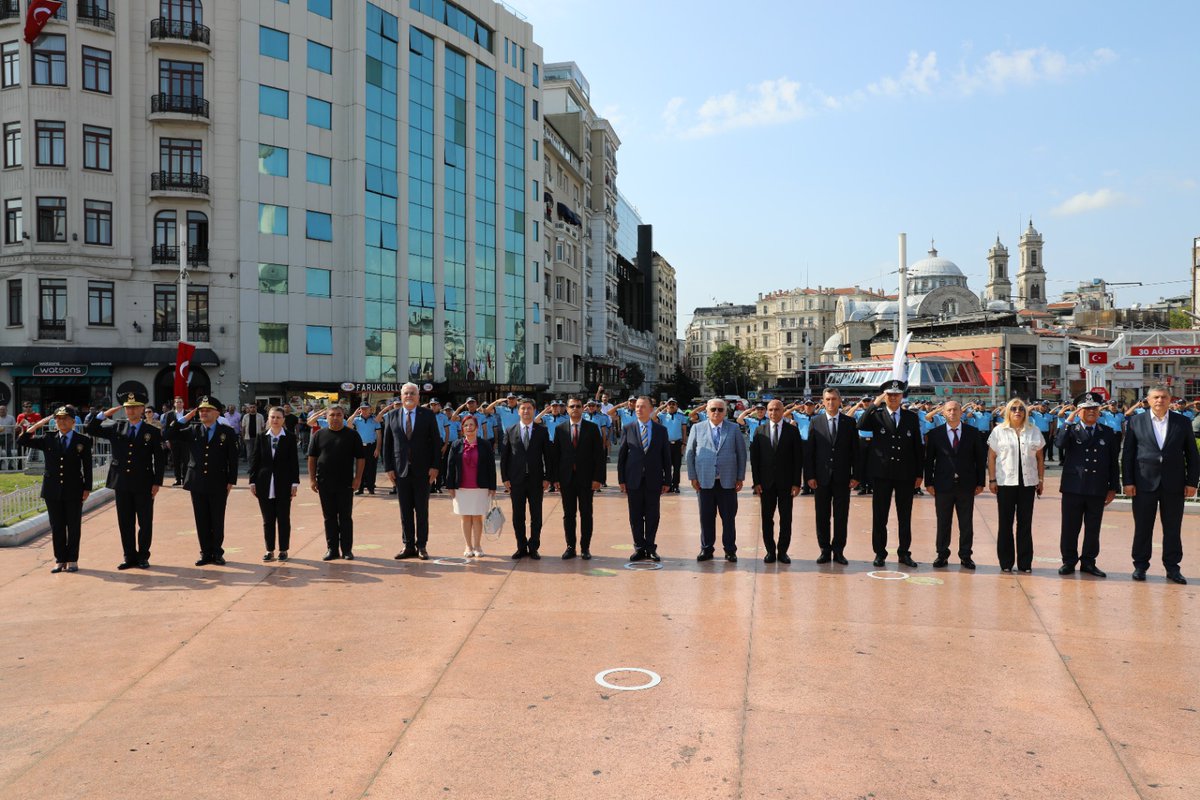 ibbzabita's tweet photo. Zabıta Teşkilatımız 197 Yaşında!🇹🇷

Zabıta Teşkilatımızın 197. Kuruluş Yıl Dönümünde, İstanbul Büyükşehir ve İlçe Belediye Zabıta personelinin katılımı ile Taksim Meydanı’nda gerçekleşen törende Cumhuriyet Anıtı’na çelenk sunuldu.👮👮‍♀

#ZabıtaHaftası https://t.co/xYUUZlLO48