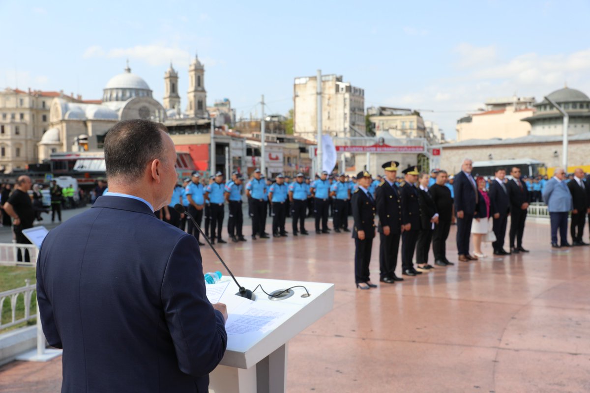ibbzabita's tweet photo. Zabıta Teşkilatımız 197 Yaşında!🇹🇷

Zabıta Teşkilatımızın 197. Kuruluş Yıl Dönümünde, İstanbul Büyükşehir ve İlçe Belediye Zabıta personelinin katılımı ile Taksim Meydanı’nda gerçekleşen törende Cumhuriyet Anıtı’na çelenk sunuldu.👮👮‍♀

#ZabıtaHaftası https://t.co/xYUUZlLO48