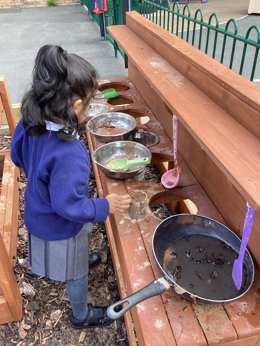 AFSPrimary's tweet photo. 🎉 WOW what a great first week for our Nursery children! We have been exploring the classroom inside and out. The children have been busy building, painting and role playing in the kitchens. 🎉 Have a great weekend, from all the Nursery Team 🌈 #AFSPrimary https://t.co/WQ0yoYb32b