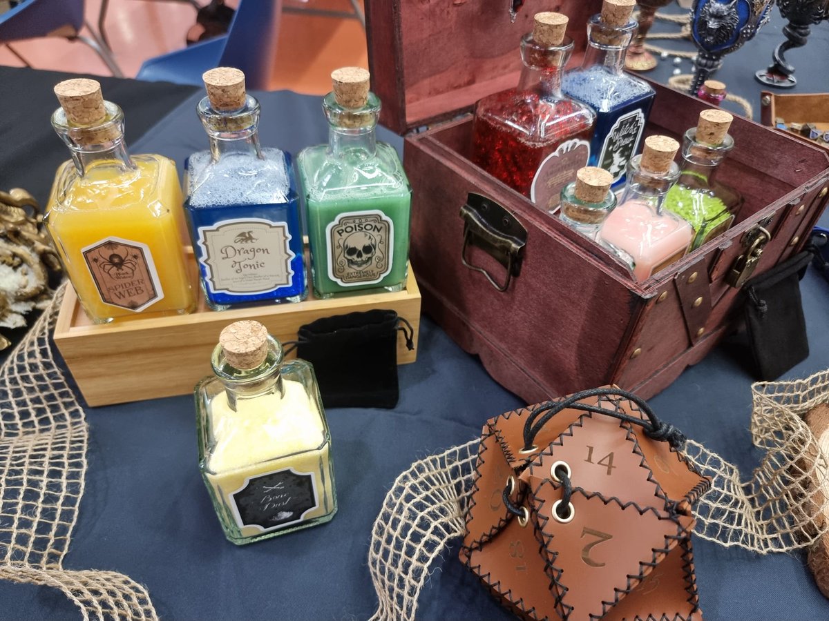 Creative_future's tweet image. Os adelantamos fotos del primer stand que ya está listo pana mañana en el Xpo Pixel 3, el stand de El Gremio de Los Dragones.

Habrá pociones, venenos, dados de rol , merchandising medieval, jarras de cerveza...

#xpopixel3 #xpopixel #Videojuegos #retrogaming  @Arcade_Bits