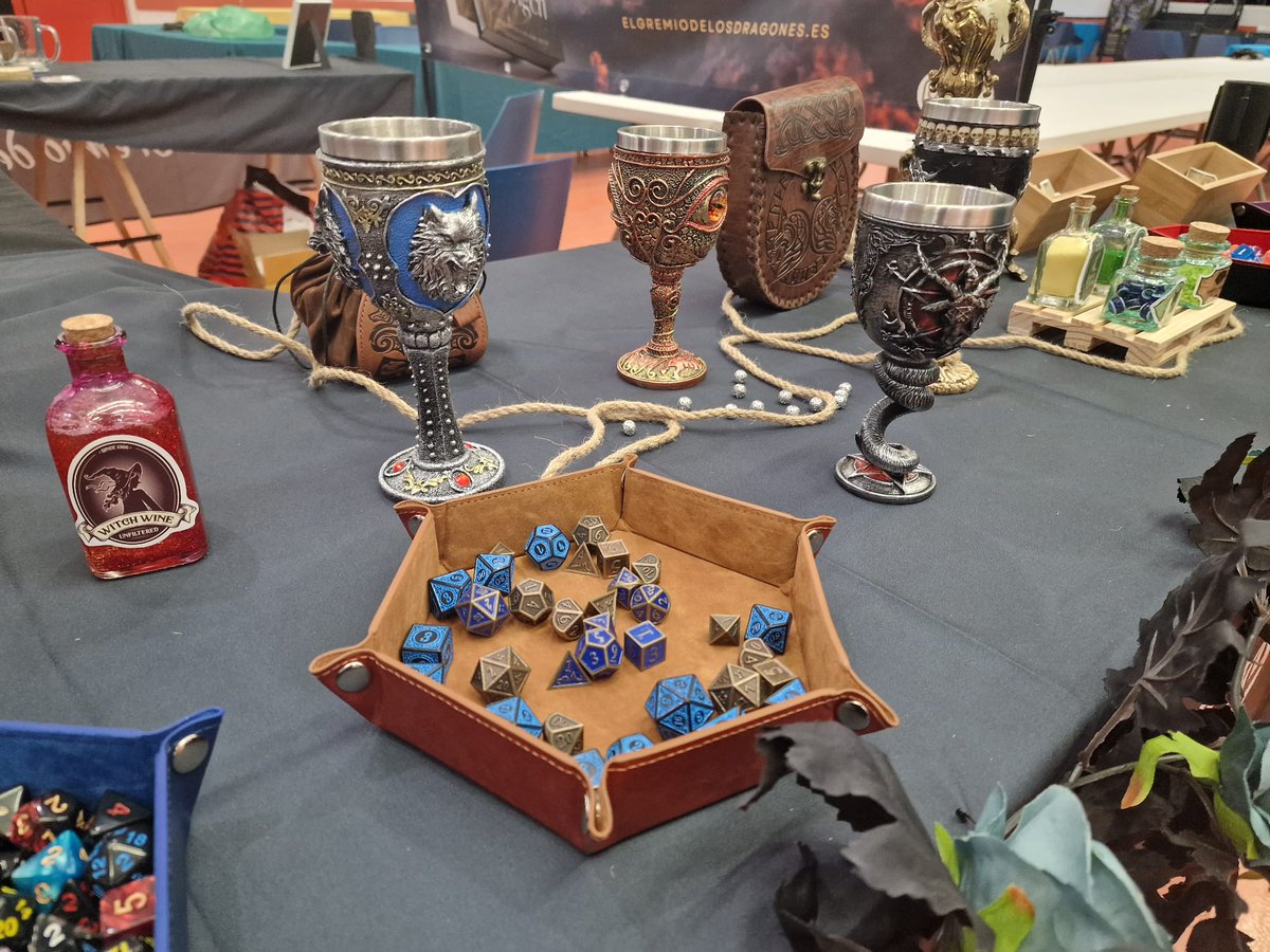 Creative Future Games (@creative_future) on Twitter photo Os adelantamos fotos del primer stand que ya está listo pana mañana en el Xpo Pixel 3, el stand de El Gremio de Los Dragones.
Habrá pociones, venenos, dados de rol , merchandising medieval, jarras de cerveza...
#xpopixel3 #xpopixel #Videojuegos #retrogaming <a href="/Arcade_Bits/">Arcade Bits</a> Os adelantamos fotos del primer stand que ya está listo pana mañana en el Xpo Pixel 3, el stand de El Gremio de Los Dragones.
Habrá pociones, venenos, dados de rol , merchandising medieval, jarras de cerveza...
#xpopixel3 #xpopixel #Videojuegos #retrogaming <a href="/Arcade_Bits/">Arcade Bits</a>