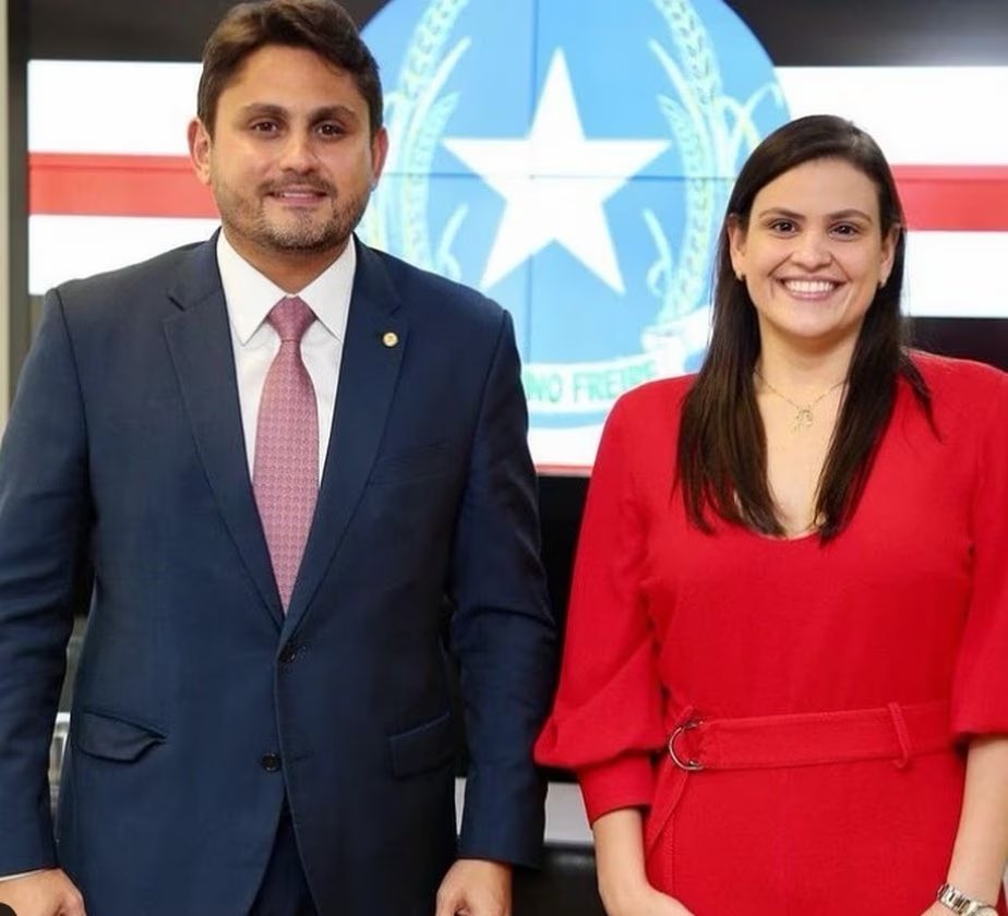 eixopolitico's tweet photo. 🇧🇷 URGENTE: Irmã do ministro Juscelino Filho, Luanna Rezende é alvo de busca e apreensão pela PF e é afastada do cargo de prefeita de Vitorino Freire (MA).

A operação investiga supostos desvios na Companhia de Desenvolvimento dos Vales do São Francisco e do Parnaíba (Codevasf). https://t.co/pLfXxLKMqi