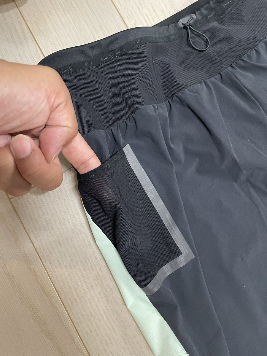 dinkydonaldo's tweet photo. 明日の富士登山はこんな感じ。今後登られる方のご参考に😊
上 #ULTRAT
下 #ULTRASHORTS
靴下 #midsocks
スマフォ入れ
12l #SALOMON リュック🎒
アウター #TRAILBREAKER 
シューズ #cloudultra
小銭はショーツのポケットに。(2枚目)
リュックには充電器と諸々は3枚目の写真に書いた通り
#On #富士登山 https://t.co/cCqcwYXJIk