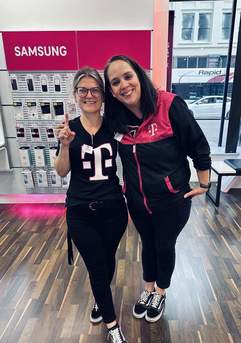 mzcinderella's tweet photo. Please help congratulate my newest Mobile Expert Ashley! Joining the 5th and Broadway squad!! We are excited to see you soar!! #SDSW #WestisBest https://t.co/TAbT2YX2Eq