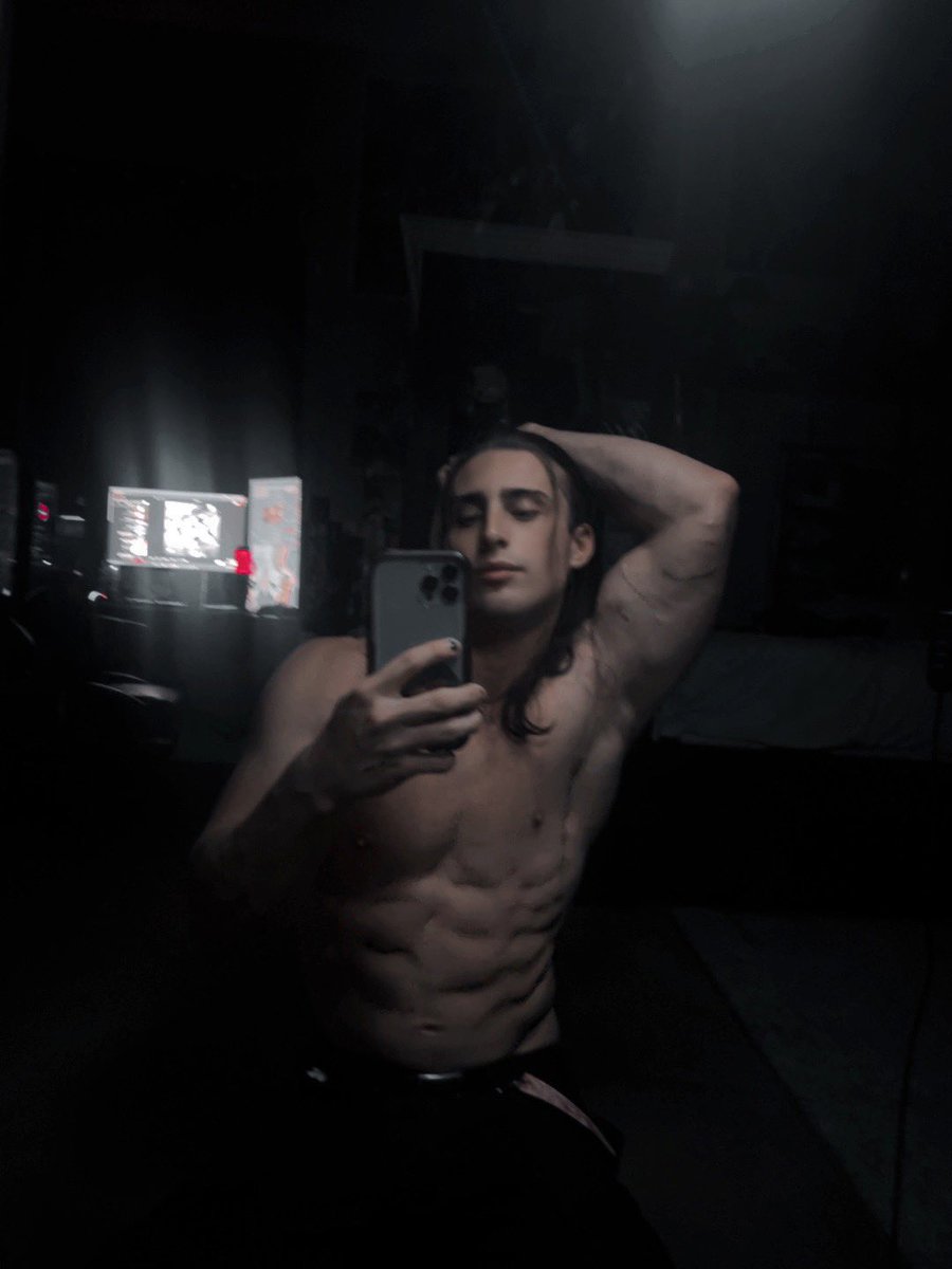 ShirtlesShinobi's tweet photo. Batman physique https://t.co/9uRbJ6jBp4