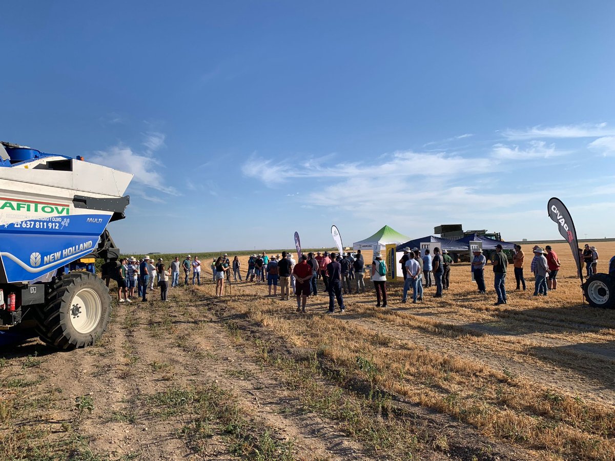 ¡Estamos en #Demotour! 
Hoy con nuestro distribuidor @Ittcevit en la finca La Choza, Albacete, donde se ha podido ver la podadora V-DUAL y el el remolque ECOFEED de ID David.

#weareiddavid #almendro #maquinariaagricola #innovacion #intercepas #poda #remolque #vdual #ecofeed