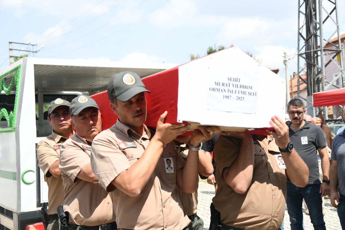 OGMgovtr's tweet photo. Şehidimize son görev.

Kütahya'da alevlerle mücadelesi esnasında yaralanarak, kaldırıldığı hastanede şehit düşen kahramanımızı son yolculuğuna uğurladık.

Ruhun şad, mekanın cennet olsun şehidim. #YeşilVatan sana minnettar. https://t.co/F2L1IAMIiI