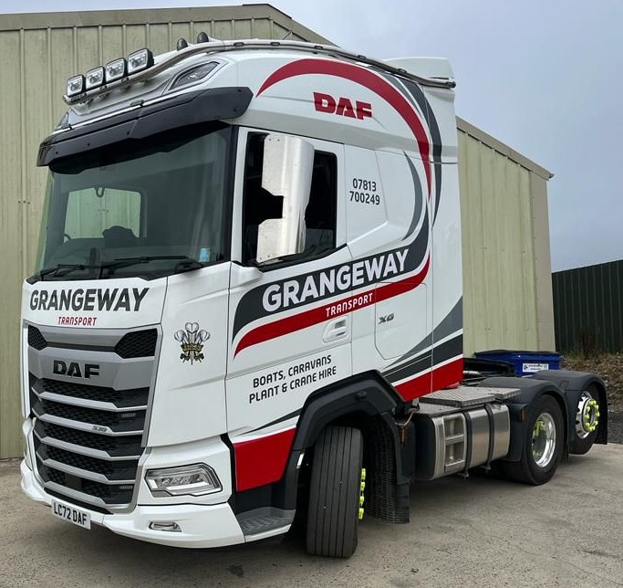 GreenhousComme's tweet photo. Grangeway Transport have recently taken delivery of their stunning New Generation DAF XG FTR 530.

This New Gen was supplied by Salesman Jack Potts.

#DAF #daftrucks #NewGeneration #XG #greenhouscommercials #grangeway #drivers #trucks #newtruck https://t.co/8XqkWwYqXB