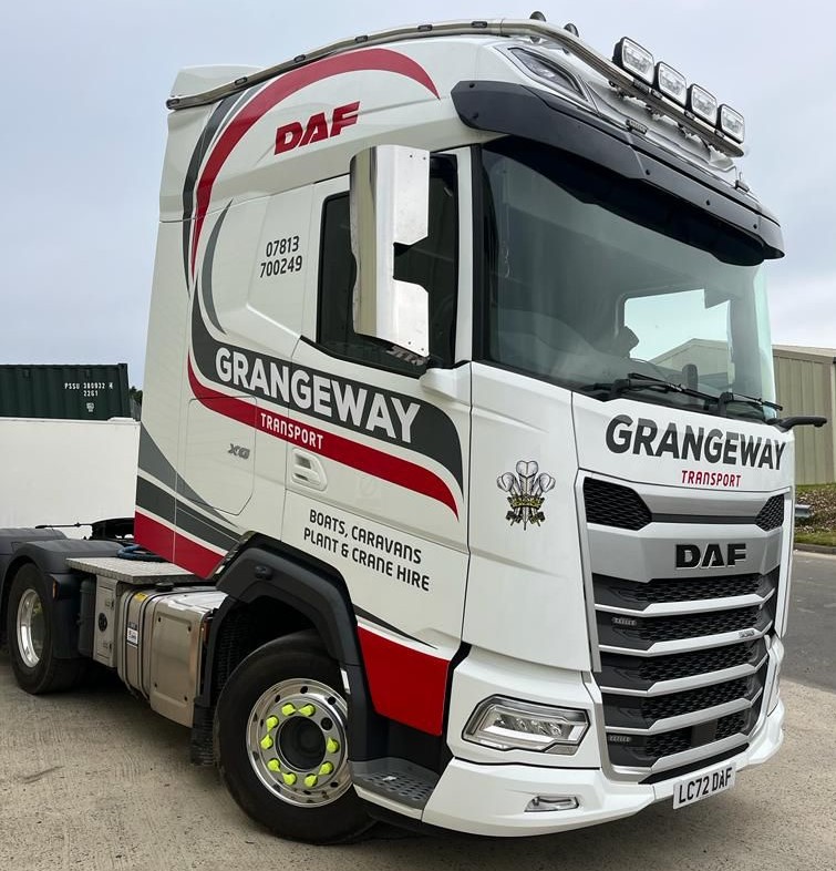 GreenhousComme's tweet photo. Grangeway Transport have recently taken delivery of their stunning New Generation DAF XG FTR 530.

This New Gen was supplied by Salesman Jack Potts.

#DAF #daftrucks #NewGeneration #XG #greenhouscommercials #grangeway #drivers #trucks #newtruck https://t.co/8XqkWwYqXB