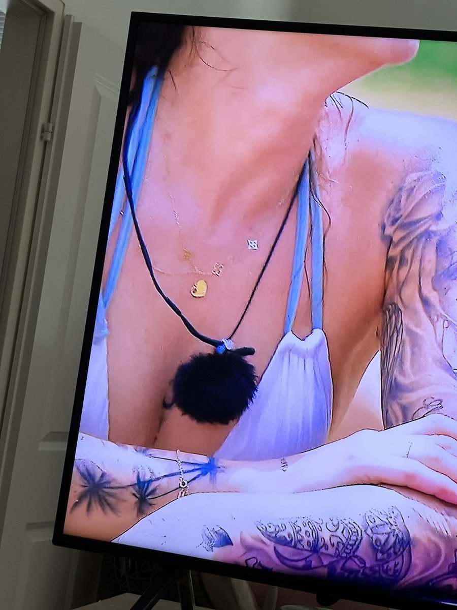 Melanieee____'s tweet photo. Trägt Sandra die Louis Vuitton Kette, die sie von Tommy bekommen hat? 🧐 #ayto https://t.co/UVOZNKlRUy