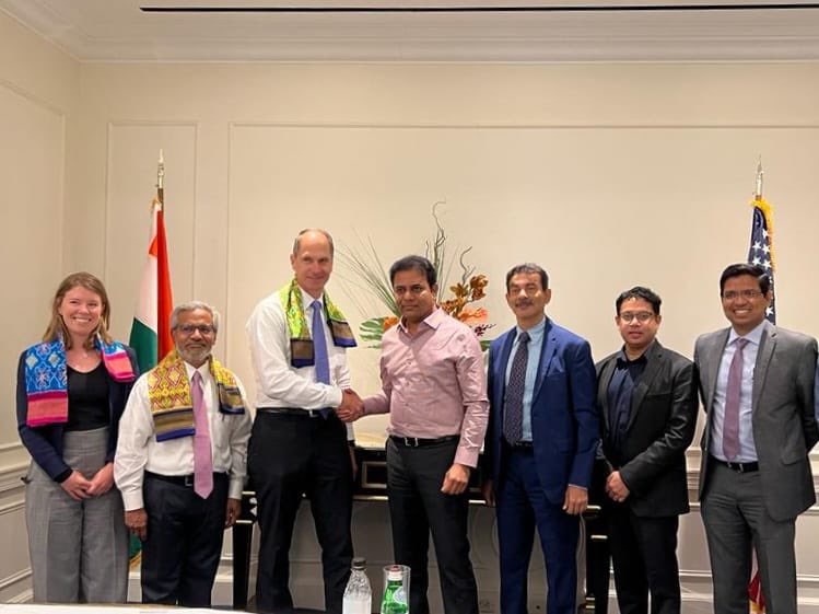 KTRBRS's tweet photo. Happy to share that Corning, one of the world’s leaders in material sciences has decided to invest in Telangana to setup a manufacturing plant to make Gorilla Glass for smartphones, for the first time in India 😊

Investment size of ₹934 Crore will employ 800 people but more importantly a strategic investment in manufacturing for smartphones and other electronic devices 

Had a wonderful meeting with John Bayne, Senior VP, Ravikumar, Global Operations Executive, and Sarah Cartmell, Director Govt Affairs

#CorningInTelangana