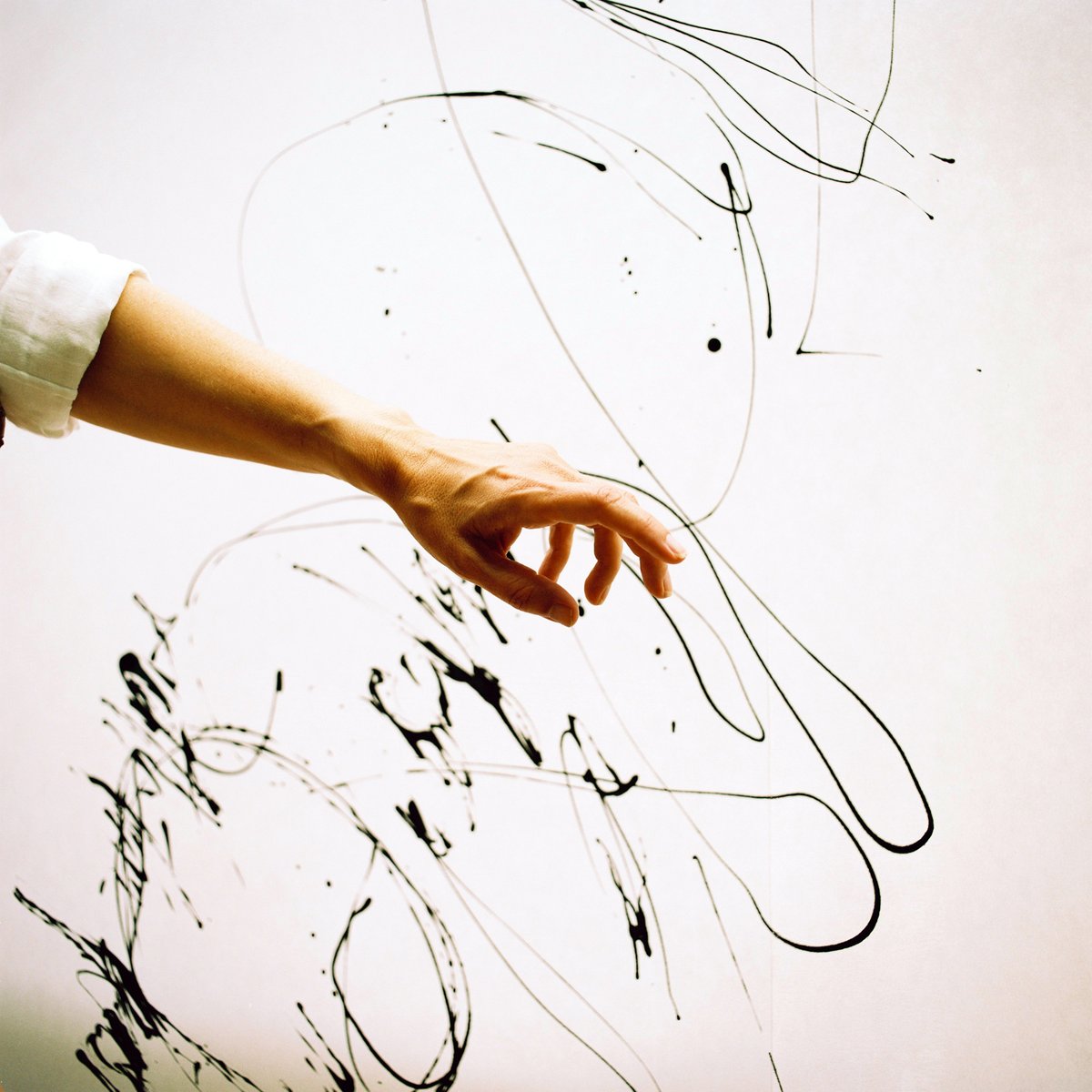 I recently had the pleasure to work with @yanisangelph on some artists studio portraits. I love his style, working exclusively on film in medium format. 

Photo: @yanisangelph

 #expressivelines #calligraphy #calligraphyart #contemporaryart #contemporarycalligraphy #handwriting #