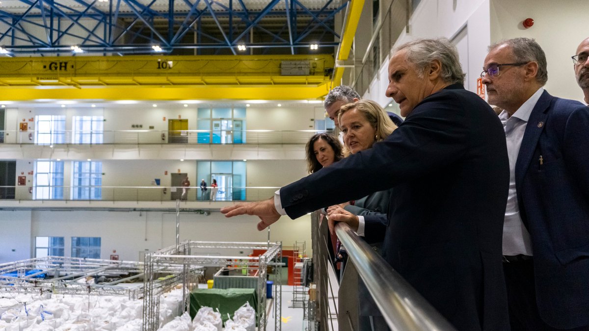 IHCantabria's tweet photo. Hemos tenido el honor de recibir a @NadiaCalvino , vicepresidenta y ministra @_minecogob, acompañada de @apazoscarro y del consejero de economía de @cantabriaes  ha sido un placer poder hablar de I+D+i, de inversiones, y que viera in situ nuestras instalaciones https://t.co/QmTwrofanA