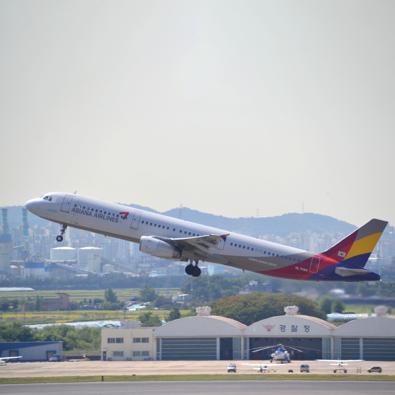 aviationtag_com's tweet photo. 대한항공 Boeing 747 HL7473! 또는 아시아나항공 Airbus A321 HL7594의 한정판 Aviationtag의 항공 매력을 발견하세요! 유니크한 소장용 아이템일 뿐만 아니라 멋진 러기지 태그나 열쇠고리로도 활용할 수 있습니다. 어디를 가든 항공에 대한 열정을 뽐내보세요!