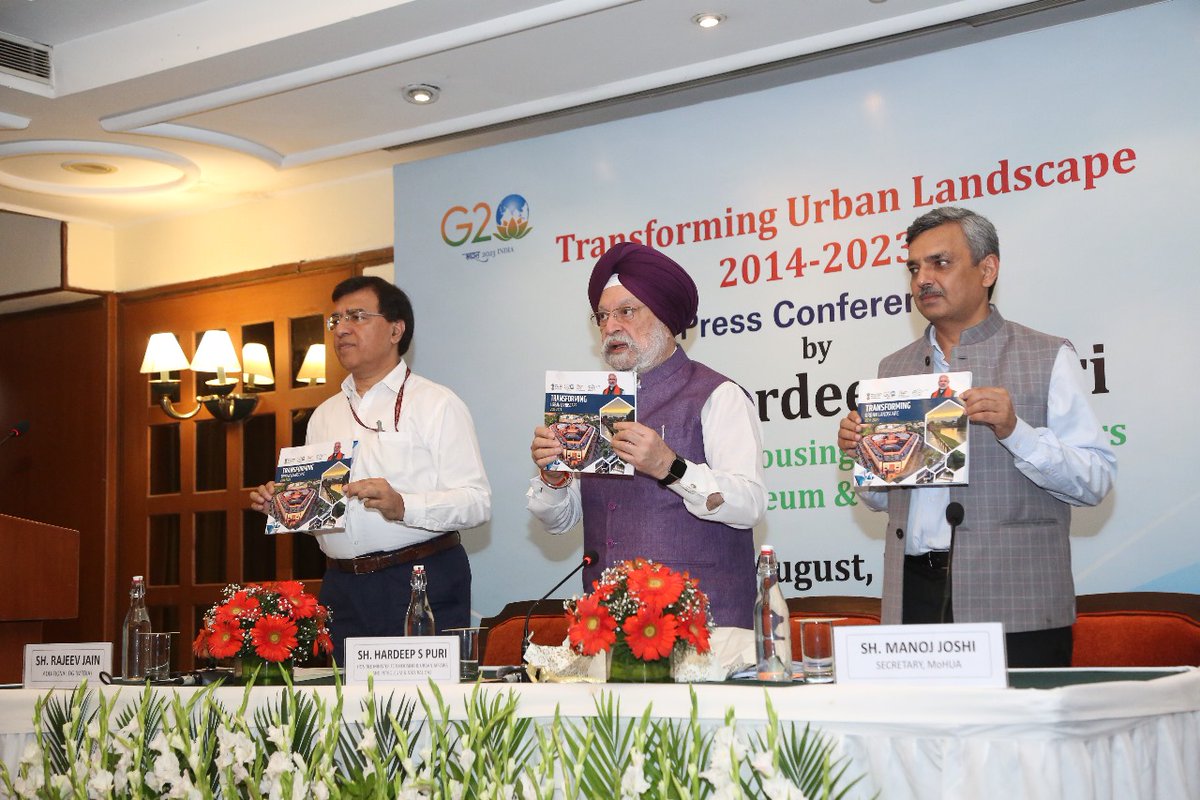 SwachhBharatGov's tweet image. Union Minister Hon’ble Sh @HardeepSpuri appreciated #SwachhBharatMission as it recorded  four times increase in the #WasteProcessing across the country in last 9 years. 
Meanwhile, he also underlined that 88.87% of wards in our country observe 100% Door-to-Door #WasteSegregation.