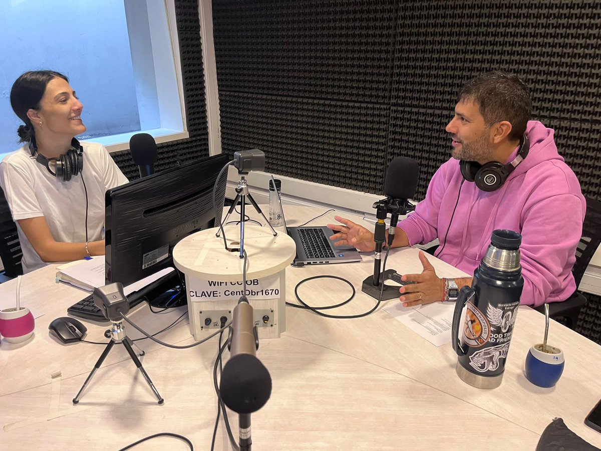 MananaSi911's tweet photo. 🔴 #AIRE | Ya arrancamos el último programa de la semana en #MañanaSí, con la conducción de @LuciaGenovesi y @jmmoure, por @RadioSi911. 

Te invitamos a contarnos: ¿Cuál es la canción de viernes que no puede faltar hoy? 
🤳 Mandanos tu mensaje https://t.co/nyJ138eGe9 https://t.co/bAZuRtVlCD
