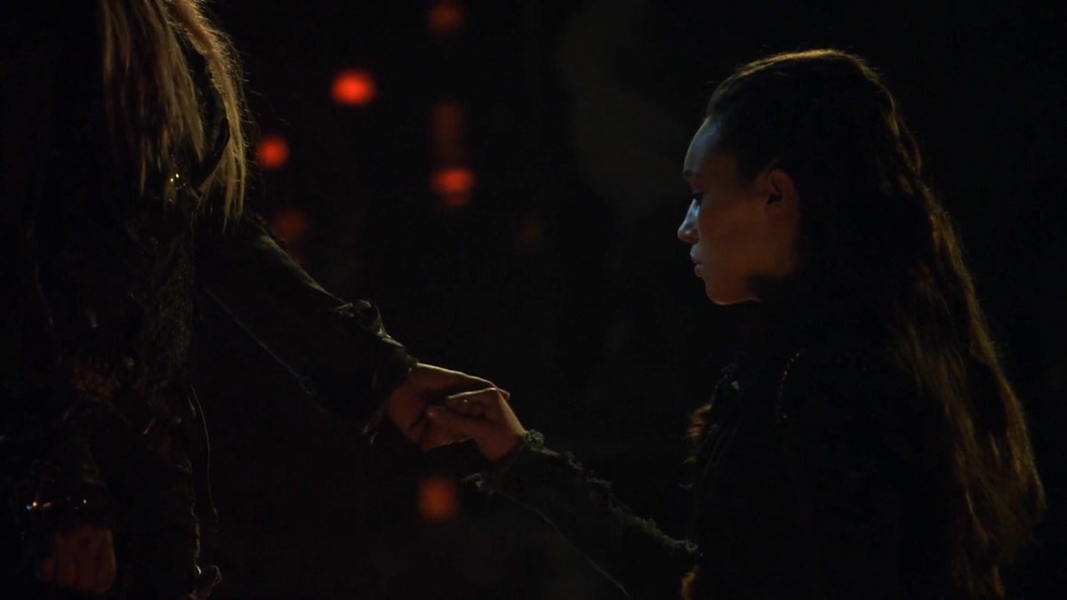 debnammcgraths's tweet image. the day clarke and lexa swear fealty to each other will forever be iconic